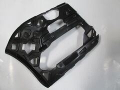 VOLKSWAGEN CADDY- 15/20; ÖN TAMPON BAĞLANTI BRAKETİ BÜYÜK SAĞ (YAN KULAĞA TAKILAN) (MAXI VAN)(TYG) 2K5807724B