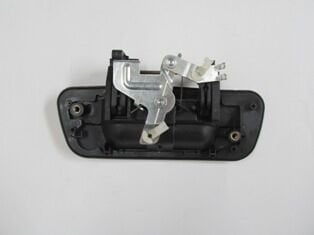 ISUZU D MAX- PICK UP- 04/07; ARKA BAGAJ KAPAĞI ORTA AÇMA KOLU SİYAH (KİLİT DELİKSİZ) (BFN) 8-97235385-2