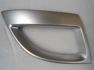 RENAULT GRAND SCENIC- 3- 10/12; ÖN TAMPON PANJURU DIŞ ÇERÇEVESİ SAĞ GÜMÜŞ GRİ (TW) 623848430R