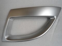 RENAULT GRAND SCENIC- 3- 10/12; ÖN TAMPON PANJURU DIŞ ÇERÇEVESİ SOL GÜMÜŞ GRI (TW) 623835888R