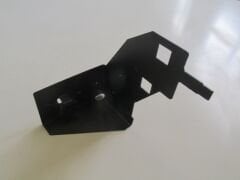 RENAULT CLIO- 4- HB- 16/20; ÖN TAMPON ÇAMURLUK BAĞLANTI BRAKETİ SOL (SAC) (EAGLE BODY) 641815839R