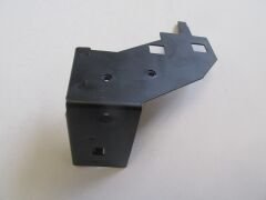 RENAULT CAPTUR- 13/19; ÖN TAMPON ÇAMURLUK BAĞLANTI BRAKETİ SOL (SAC) (EAGLE BODY) 641815839R